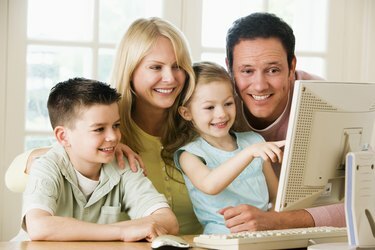Família usando computador