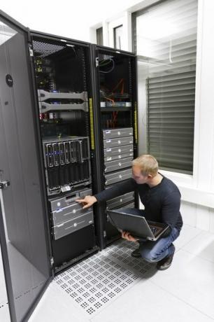 ITコンサルタントがデータセンターのバックアップを維持