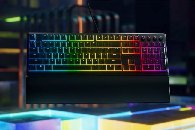 O teclado Razer Ornata V3 com pousa palmas conectado.