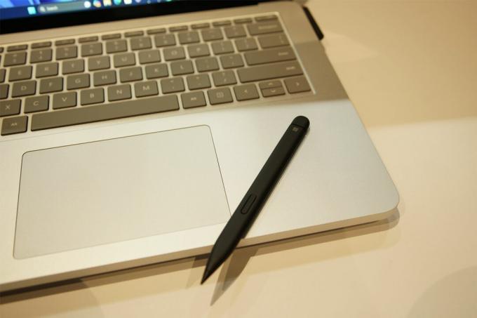 Surface Laptop Studio 2 com uma caneta Surface.