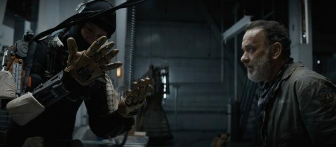 يؤدي كاليب لاندري جونز دور جيف الروبوت في مؤثرات بصرية تم التقاطها من فينش.