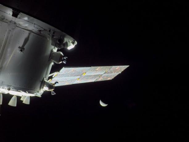 2022년 11월 24일 아르테미스 I 임무의 비행 9일차에 NASA의 오리온 우주선에 달까지 동력을 공급하고 있는 ESA의 유럽 서비스 모듈에서 본 달의 모습.