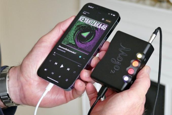 De Chord Mojo 2 naast een iPhone 13 Pro.