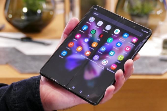 Otwórz Galaxy Z Fold 3 z pokazanymi aplikacjami.