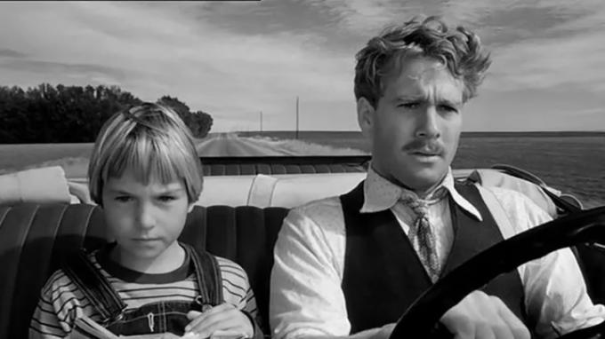 Tatum a Ryan O'Neal v Paper Moon, jízda v autě.
