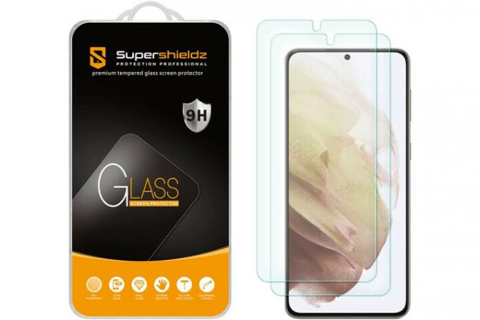 Zabezpieczenie ekranu ze szkła hartowanego Supershieldz do Samsunga Galaxy S21 FE obok telefonu i opakowania detalicznego.