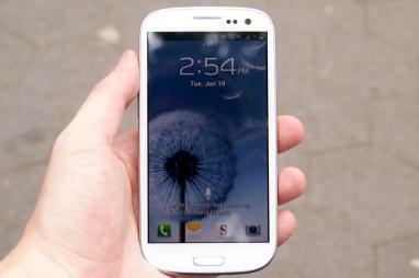 Samsung Galaxy S3 anmeldelse i håndlåseskjerm android 4.0