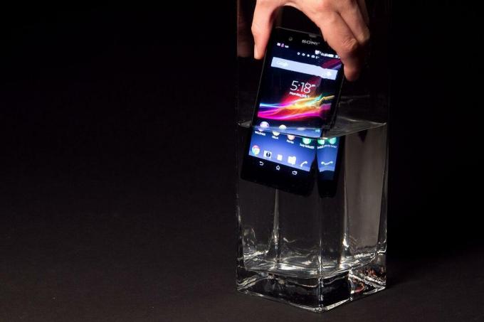 Sony Xperia Z recension hand i vatten