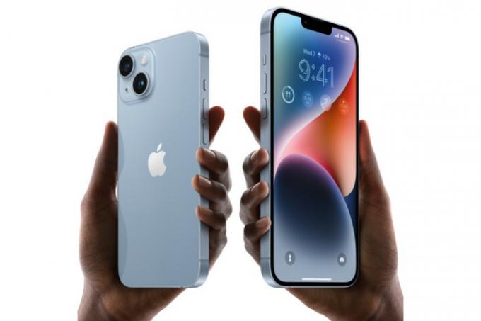 Elinde mavi renkli iPhone 14 Pro, arka ve ön ekranı gösteriyor.