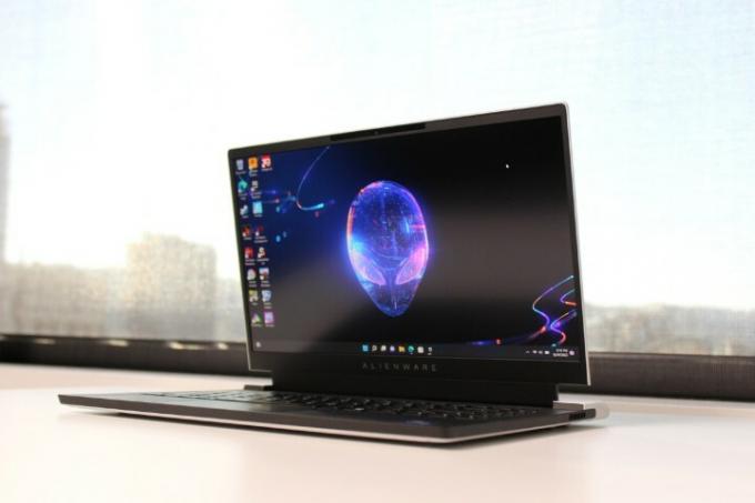 Alienware x14 перед окном.