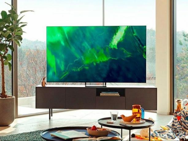 W salonie telewizor Smart TV Samsung QLED 4K 65 cali.