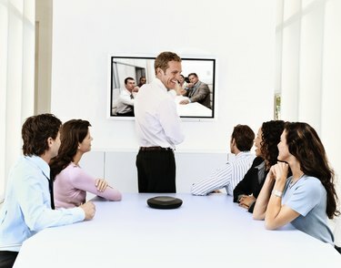 Directori de afaceri într-o întâlnire cu colegii prin videoconferință