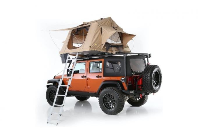 Jeep Wrangler SUV'un arkadan görünüşü Smittybilt Overland çatı çadırı.