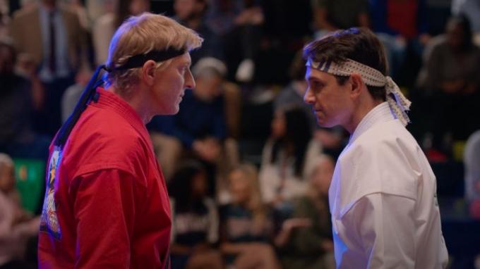 William Zabka e Ralph Macchio em cena de Cobra Kai.