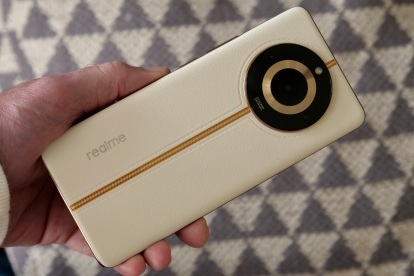 Oseba, ki drži Realme 11 Pro+.