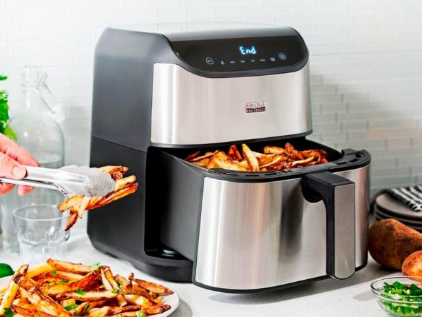 Een maaltijd wordt bereid rond de Bella Pro Series 6-kwart digitale heteluchtfriteuse.