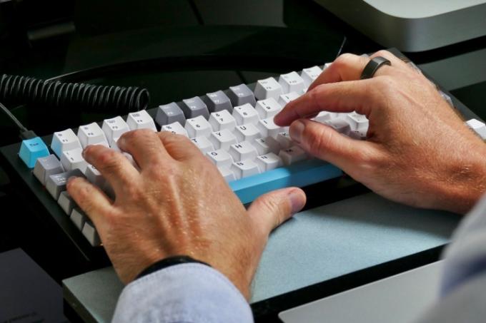 Tippen auf der mechanischen Tastatur Keychron Q1.