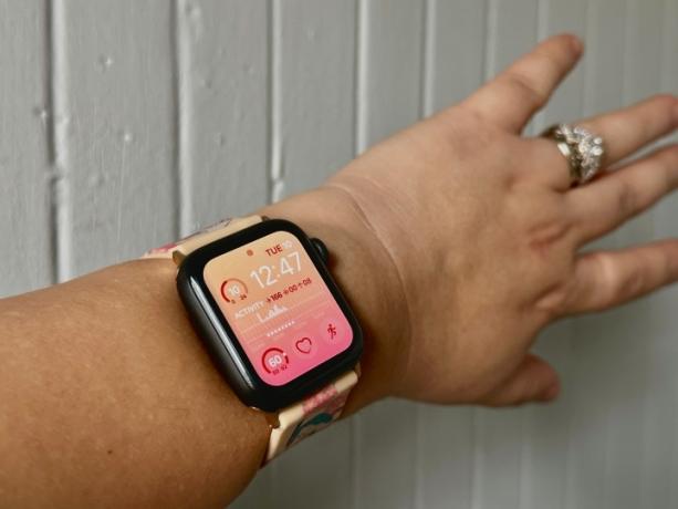 Apple Watch Series 5 მაჯაზე ვარდისფერი გრადიენტური მოდულური საათის სახით