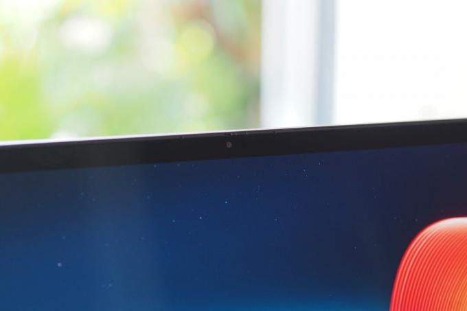 Web kamerasını gösteren Lenovo ThinkPad X1 Extreme Gen 5 önden görünüm.