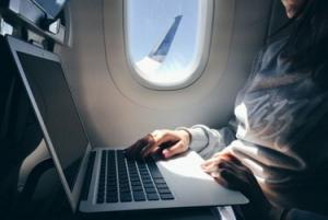 Te letalske družbe imajo najboljši Wi-Fi med letom
