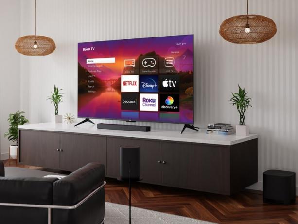 Televizor Roku Plus Series v dnevni sobi. 