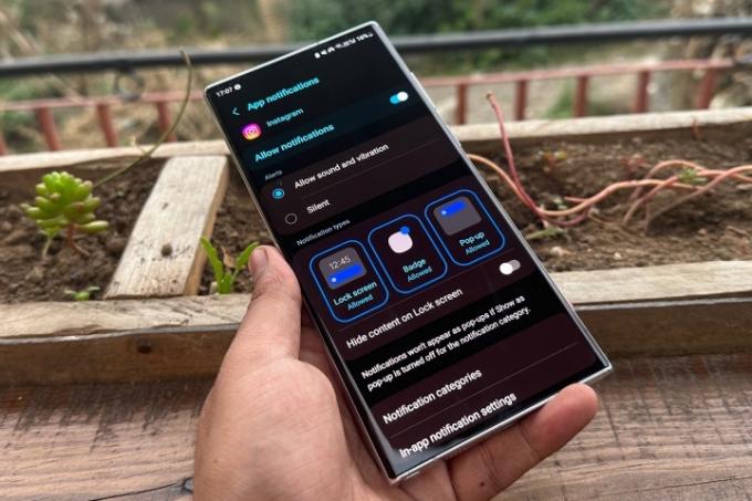 Mengontrol visual notifikasi untuk aplikasi di Samsung Galaxy S22 Ultra.