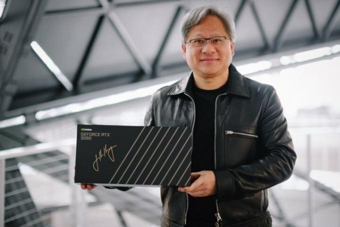 Jensen Huang, CEO von Nvidia, hält eine signierte RTX 3090-Grafikkartenbox in der Hand.