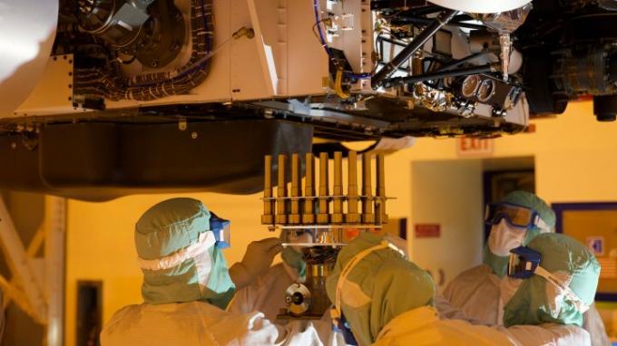 Uma bandeja contendo 39 tubos de amostra - cada um protegido por uma bainha dourada - está instalada no rover Perseverance da NASA nesta foto tirada no Centro Espacial Kennedy da agência em 21 de maio de 2020.