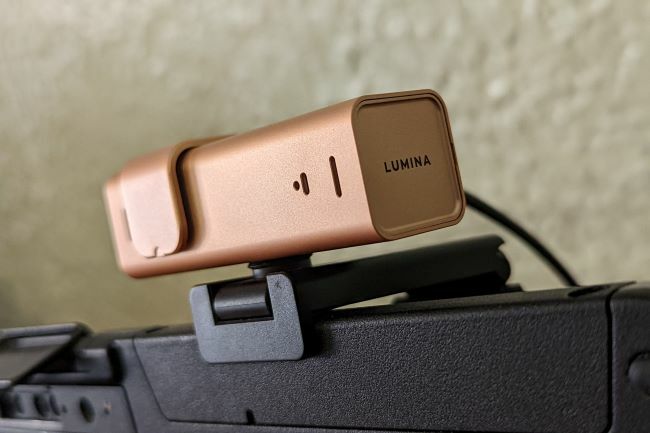 Веб-камера Lumina із закритою кришкою, встановлена ​​на верхній частині ноутбука Toughbook.