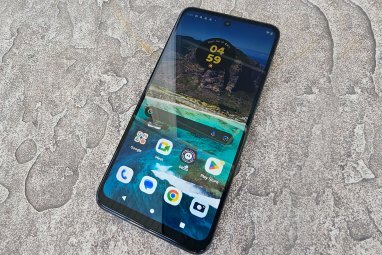 Moto G 5G guļ uz galda.