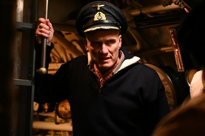 Dolph Lundgren holder fast i et rør inde i en U-båd i en scene fra Operation Seawolf.