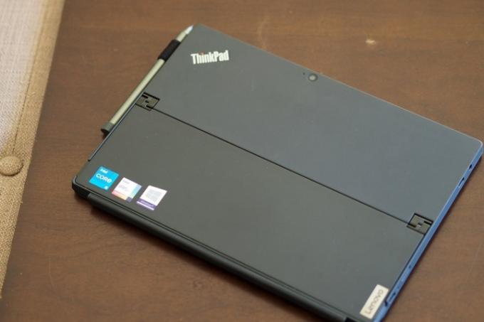 Lenovo ThinkPad X12 Irrotettava takanäkymä.