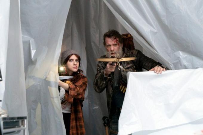 슬레이어즈의 한 장면에서 토마스 제인과 카라 헤이워드가 석궁을 겨누고 있습니다.