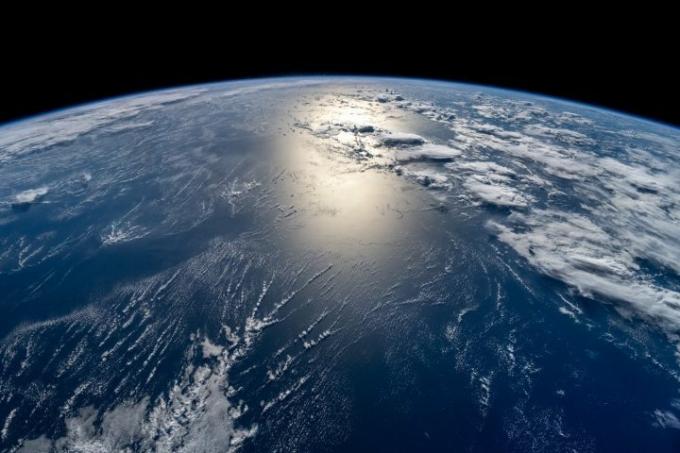 כדור הארץ כפי שנראה מדרקון הצוות במהלך משימת Inspiration4 של SpaceX.