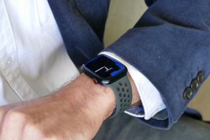Apple Watch Series 7 på handleden.