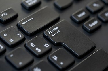 黒いコンピューターのフランス語キーボードのクローズアップ