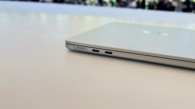M2 MacBook Air na mizi.