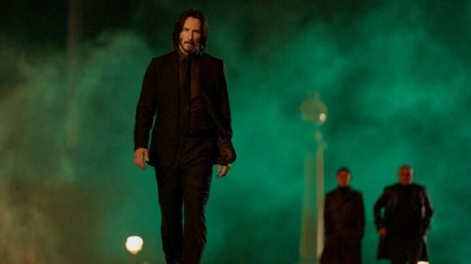 Keanu Reeves se dirige vers la caméra dans John Wick: Chapitre 4.