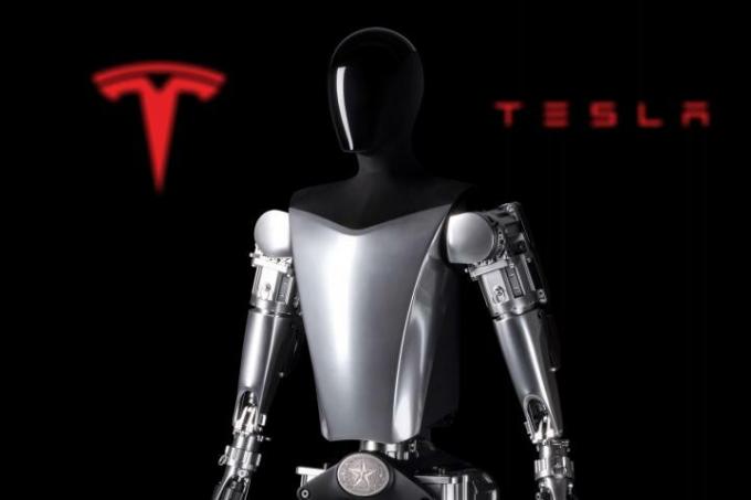 Teslas Optimus-robotprototype fra 2022 er sett foran firmalogoen.