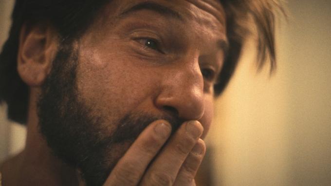 Een close-up van Mike die huilt in een flashback-aflevering van The Bear, seizoen 2. 