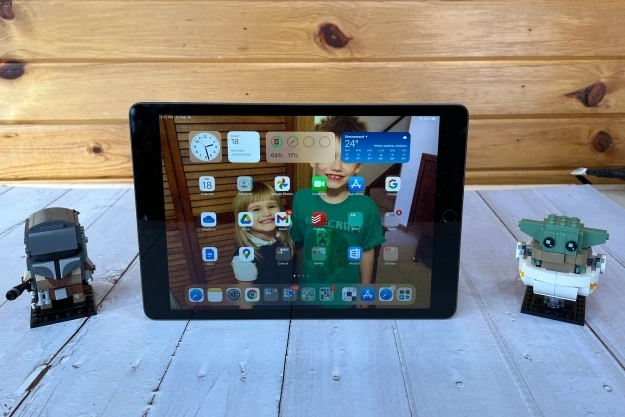 Apple iPad 9. Generation. 2021 auf der Veranda mit Spielzeug.