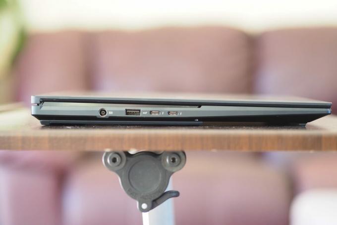 Vista lateral izquierda del Asus ZenBook Pro 16X que muestra los puertos.