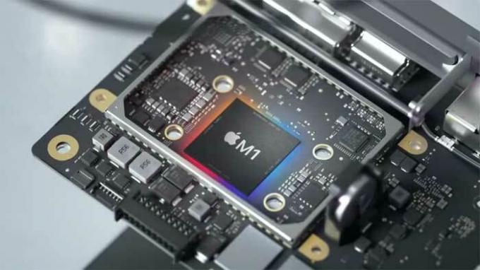 Az alaplapon látható Apple M1 chip.