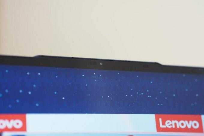 Lenovo Slim 7 14 2023 წინა ხედი, რომელიც აჩვენებს ვებკამერის ჭრილს.