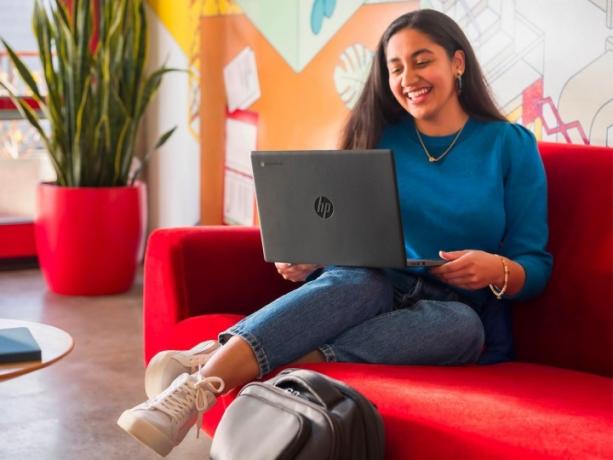 Młoda kobieta prowadzi czat wideo na swoim 14-calowym Chromebooku HP.