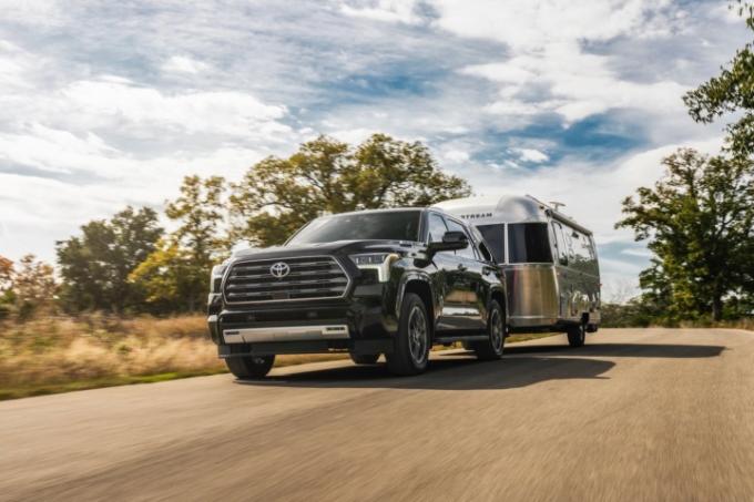 2023 Toyota Sequoia trekker en Airstream-tilhenger.