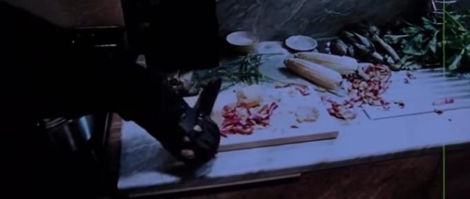 Ein Arm, der im Trailer zu Eli Roths „Thanksgiving“ in „Grindhouse“ ein Messer ergreift.