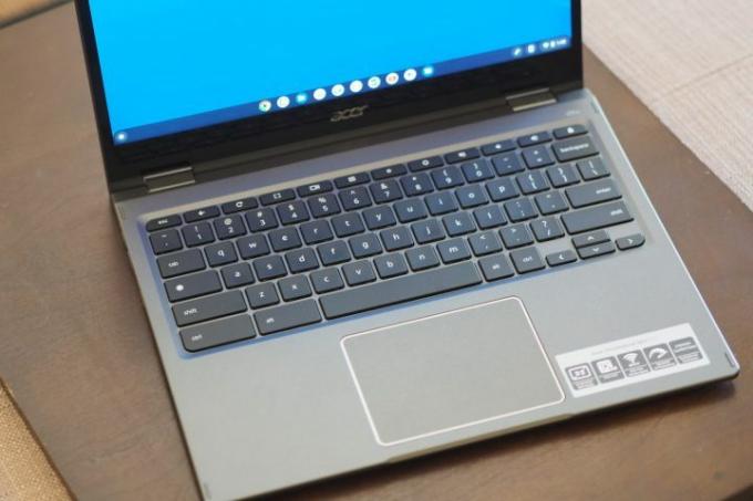 Vista de cima para baixo do Acer Chromebook Spin 513 mostrando o teclado e o touchpad.