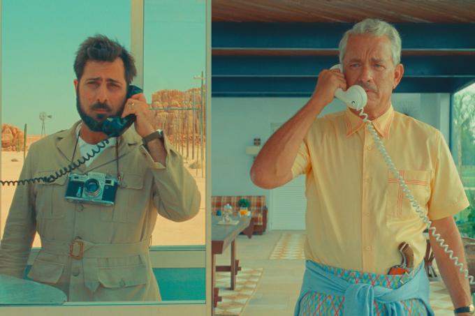 Jason Schwartzman och Tom Hanks pratar i telefon i Asteroid City.