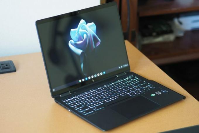Visão frontal angular do Chromebook HP Elite Dragonfly mostrando a tela e o teclado.